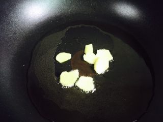 10、彩椒炒鸡丁,起油锅放入姜片爆香