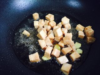 11、彩椒炒鸡丁,倒入腌制好的鸡丁翻炒片刻