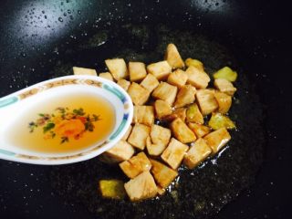 12、彩椒炒鸡丁,烹入一勺料酒翻炒一下