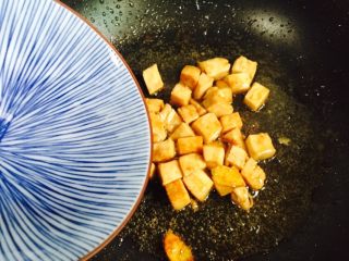 13、彩椒炒鸡丁,淋入少许热水翻炒至熟