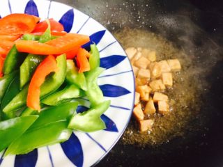 14、彩椒炒鸡丁,倒入青椒、红椒
