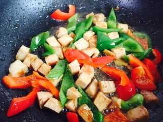 15、彩椒炒鸡丁,翻炒均匀