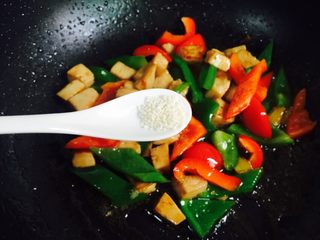 16、彩椒炒鸡丁,加入适量的鸡精翻炒均匀即可食用