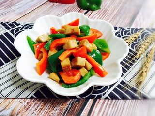 18、彩椒炒鸡丁,快手美味小炒~彩椒鸡丁