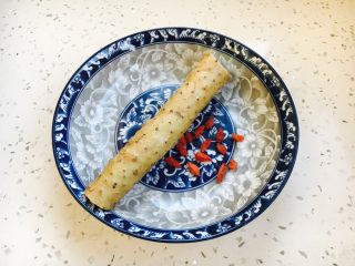 3、山药鸡汤小米粥,准备1块山药和枸杞。