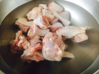 6、山药鸡汤小米粥,首先用凉水给鸡焯水。