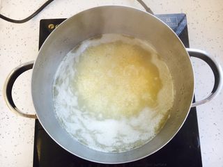 12、山药鸡汤小米粥,大火煮开后改小火煮10分钟。