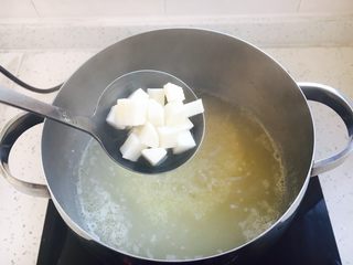 13、山药鸡汤小米粥,10分钟后放入山药丁，再煮约10分钟。