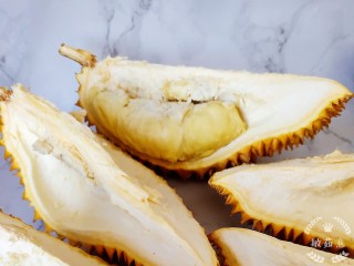 2、榴莲炖鸡,这个榴莲很新鲜，只是肉肉真的不是很多。所以榴莲一半的重量在壳上。