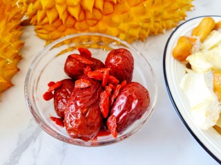 6、榴莲炖鸡,准备几颗大枣和一些枸杞。