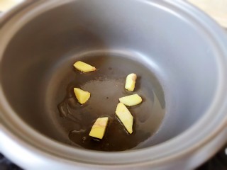 11、榴莲炖鸡,砂锅煲汤，越喝越鲜，砂锅烧热放少许食用油，加生姜炒香。