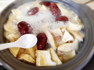 17、榴莲炖鸡,大火烧开了，加少许食盐，盐要根据自己的口味调节，没有具体的量。