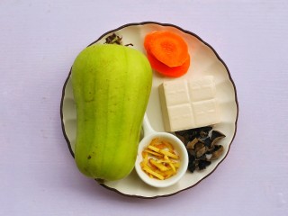 1、丝瓜豆腐木耳汤,准备好所有食材。