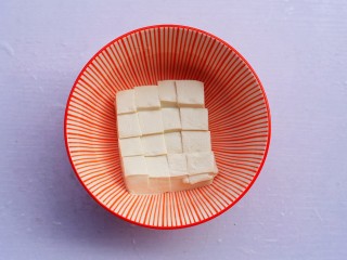 6、丝瓜豆腐木耳汤,豆腐切块盐水浸泡。