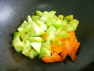 10、丝瓜豆腐木耳汤,加入胡萝卜。