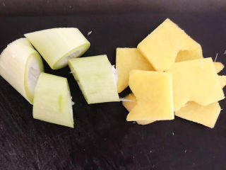 1、凉拌猪肚丝,大葱切成段，鲜姜切成片