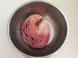 5、凉拌猪肚丝,把猪肚清洗干净