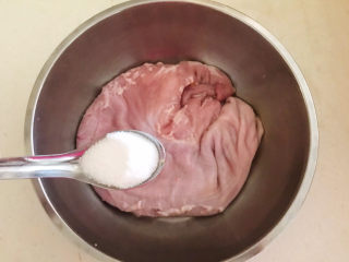 8、凉拌猪肚丝,加入精盐，揉搓至没有粘液