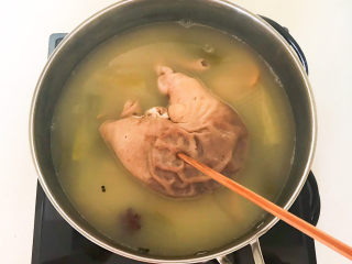 15、凉拌猪肚丝,煮至猪肚用筷子可以穿透即可