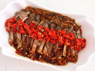 18、凉拌猪肚丝,加入碗汁和小米辣，凉拌猪肚丝做好了~