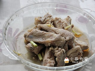 3、过年菜---节节高升,捞出沥干水份后再次加入料酒，生姜，葱码味，这个时间大约20分钟左右