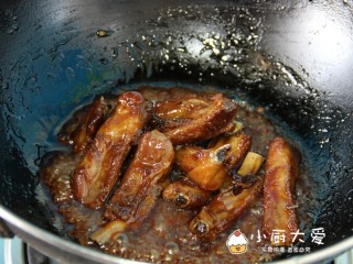 12、过年菜---节节高升,加醋翻炒至收汁亮油，淋入少许香油翻匀就可以其锅了