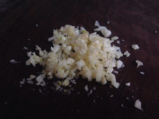 3、芋头蒸排骨,姜片和蒜剁成茸