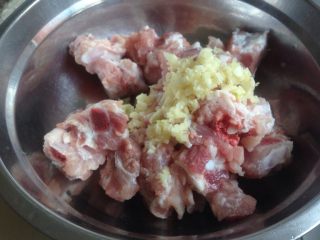 4、芋头蒸排骨,放在排骨里