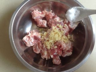 5、芋头蒸排骨,加入盐