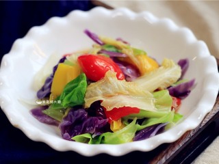 11、捞汁手撕拌菜,盛入盘中，一盘非常营养的捞汁手撕拌菜就完成了。