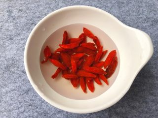 4、泡椒萝卜,枸杞冲洗干净，用温水浸泡