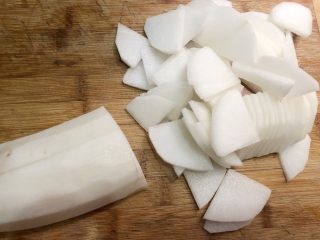 6、泡椒萝卜,切成小片