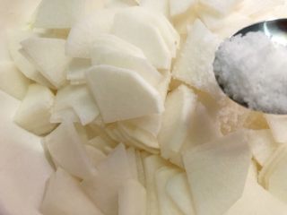 7、泡椒萝卜,放入4g盐，搅拌均匀腌制20分钟，腌制好以后倒掉腌出来的水