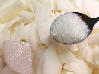 8、泡椒萝卜,再放入8g白糖，搅拌均匀腌制20分钟，同样，腌制好倒掉腌出来的水