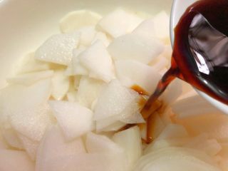 9、泡椒萝卜,放入20g生抽