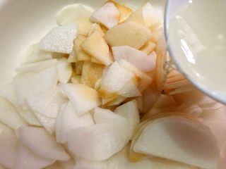 10、泡椒萝卜,倒入8g白醋