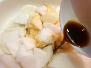 11、泡椒萝卜,倒入8g白醋