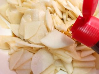 12、泡椒萝卜,倒入10g芝麻油