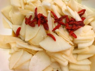 13、泡椒萝卜,放入浸泡好的枸杞
