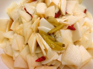 14、泡椒萝卜,放入泡椒搅拌均匀