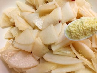 15、泡椒萝卜,放入5g鸡精搅拌均匀，盖上保鲜膜，放入冰箱冷藏1个小时就可以吃了