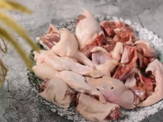 1、春节必须鸡鸭鱼肉，海南干煸鸭，简单又美味,鸭肉洗净切块备用
