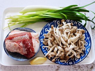 1、蟹味菇爆花肉,首先备齐所有的食材。