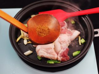 7、蟹味菇爆花肉,加入花椒粉增加香味。