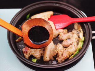 9、蟹味菇爆花肉,看见五花肉断生变色的时候，加入生抽调色。
