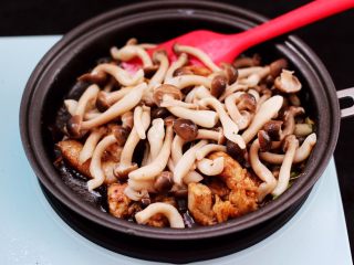 11、蟹味菇爆花肉,这个时候加入焯过水的蟹味菇。