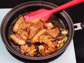 10、蟹味菇爆花肉,大火继续翻炒均匀。