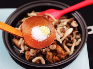 12、蟹味菇爆花肉,再加入适量的盐和鸡精调味。