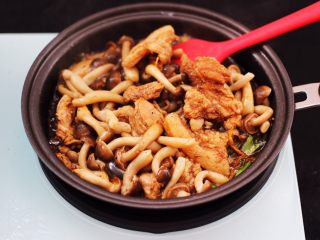 13、蟹味菇爆花肉,大火把所有的食材和调料混合翻炒均匀。