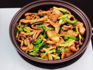 15、蟹味菇爆花肉,大火翻炒至韭菜断生变色即可关火。